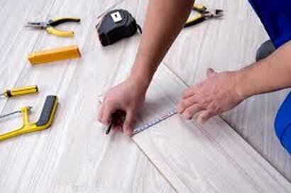 installer finishing wood floor